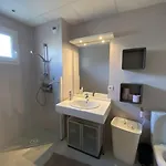 En Rez-de-jardin A 100m De La Avec Terrasse Et Parking - Fr-1-413-107 アパート カップブルトン