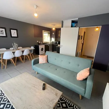 En Rez-de-jardin A 100m De La Avec Terrasse Et Parking - Fr-1-413-107