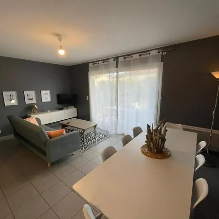 En Rez-de-jardin A 100m De La Avec Terrasse Et Parking - Fr-1-413-107 Apartment