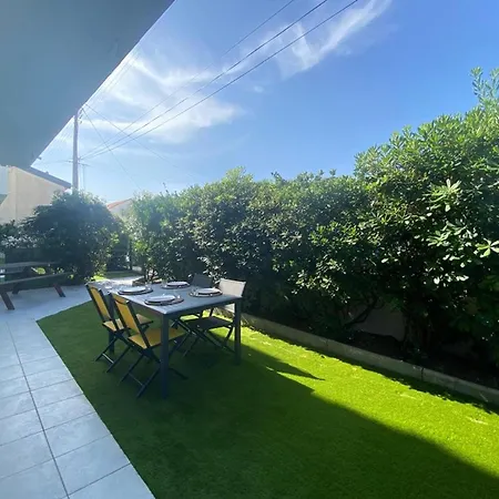En Rez-de-jardin A 100m De La Avec Terrasse Et Parking - Fr-1-413-107 *