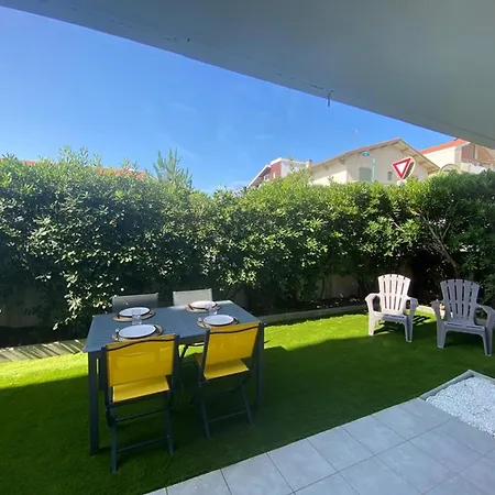 En Rez-de-jardin A 100m De La Avec Terrasse Et Parking - Fr-1-413-107